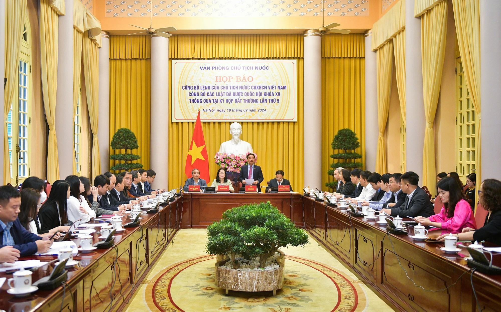 CHỦ TỊCH NƯỚC CÔNG BỐ LUẬT ĐẤT ĐAI (SỬA ĐỔI) VÀ LUẬT CÁC TỔ CHỨC TÍN DỤNG (SỬA ĐỔI)